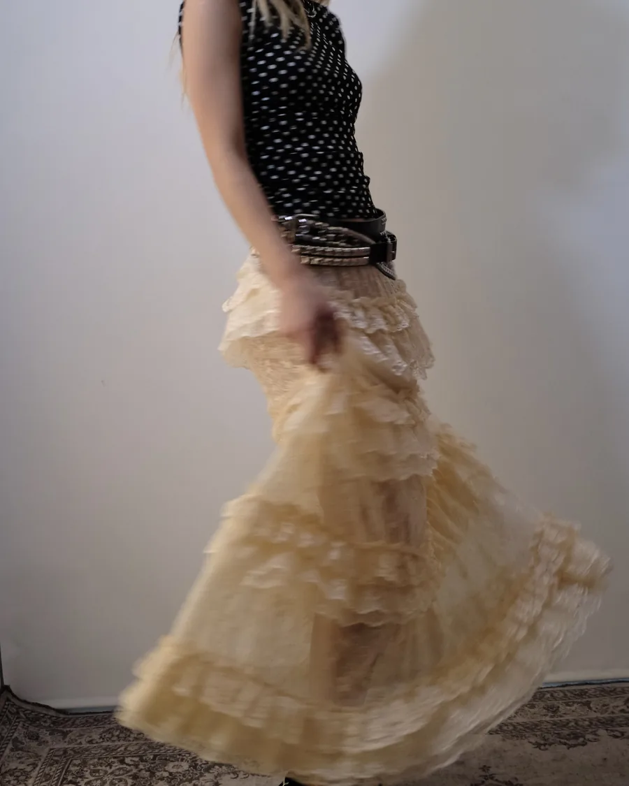 Falda de tul crema en movimiento con top de lunares