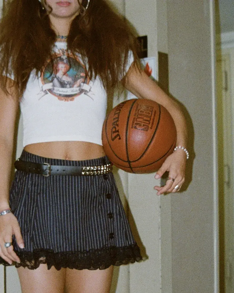 Camiseta gráfica, minifalda a rayas con puntilla y un balón de baloncesto