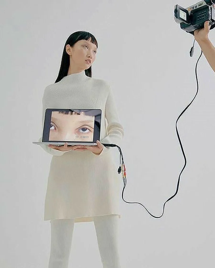 Modelo en knits crema, archivo HOA